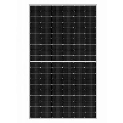 Solarstromsystem Einfache leuchtende große Solarzelle auf Dachdach für Haushalte